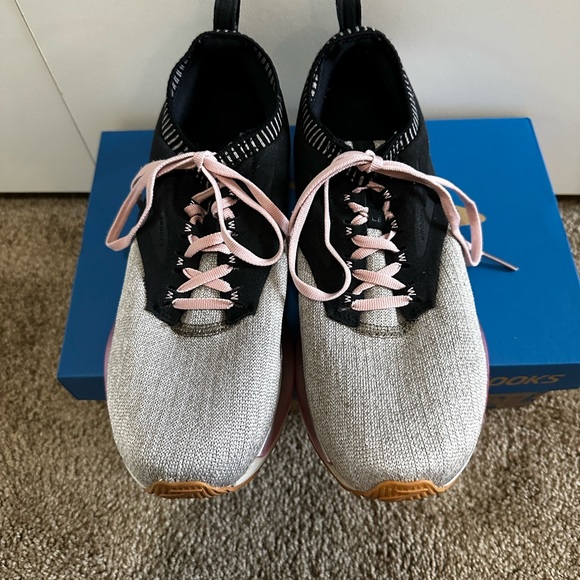brooks size 9
Women's Ricochet LE Running Sneakers - Picture 6 of 6